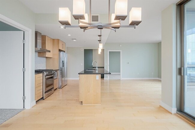 Building Photo - 300 Bowie St