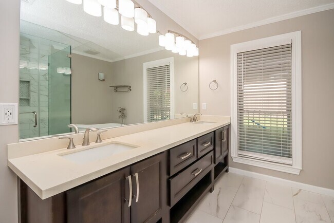 Building Photo - 19019 Oakway Dr