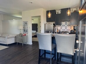 Building Photo - Adorable Garage Apartment Living in the Riverside Community