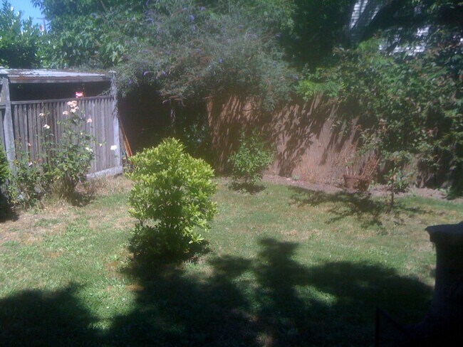 Building Photo - Adorable 2++ Bedroom, 2 Bath Brooklyn Bungalow - steps to MAX line