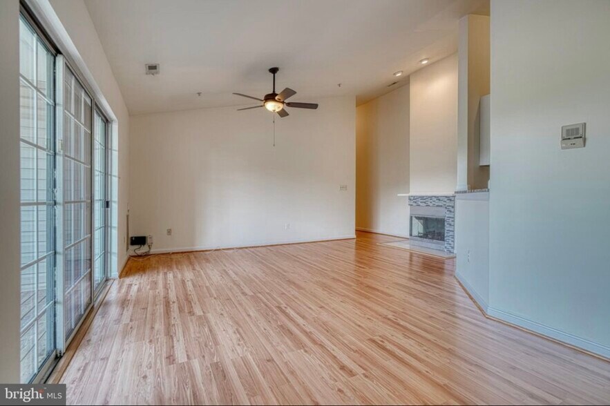 Building Photo - 300 Blue Water Ct
