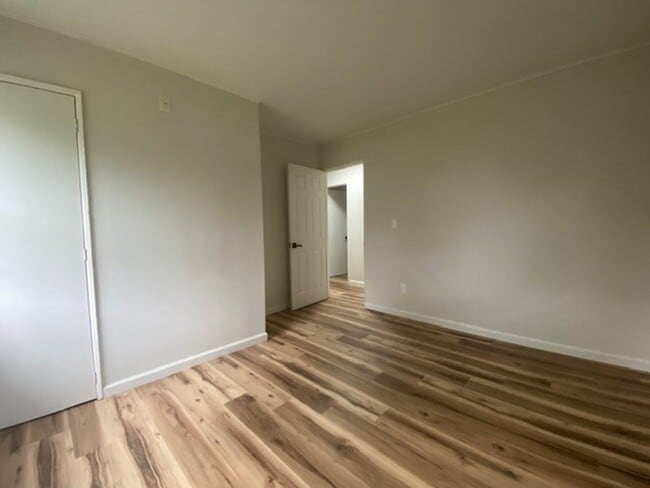 Building Photo - Welcome to this delightful three bedroom, ...