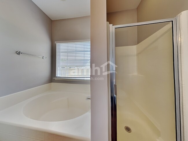 Building Photo - 621 English Oak Cir