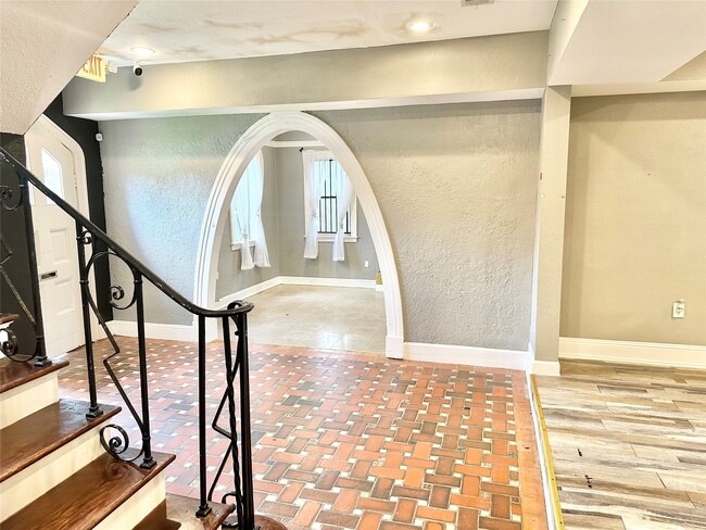 Building Photo - 2424 Southmore Blvd