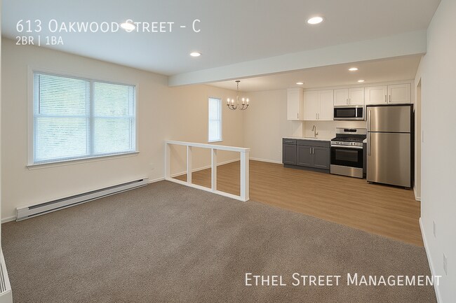 Building Photo - 613 Oakwood St