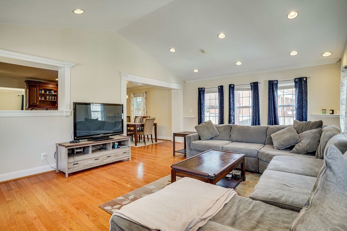 Building Photo - 7601 Mendota Pl
