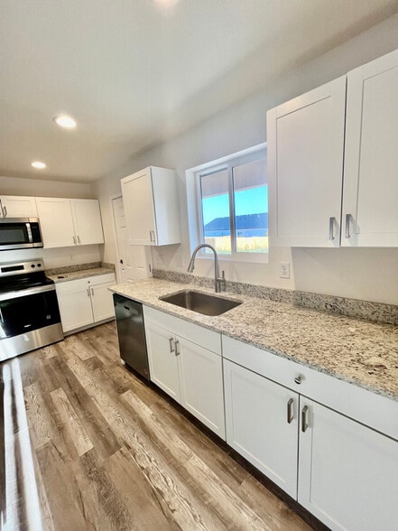 Building Photo - 467 E Laporte Pl