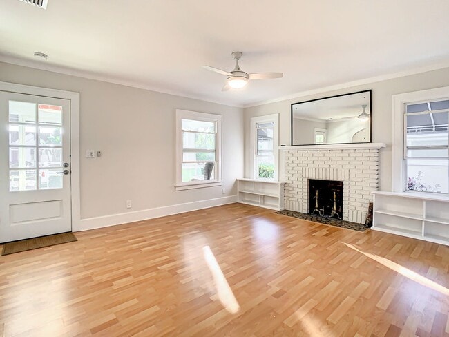 Building Photo - Charming two bedroom two bathroom cottage in North St. Petersburg Fully Updated.