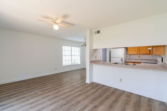 Building Photo - Beautiful 3 bedroom 2.5 bathroom townhouse for rent near USF.