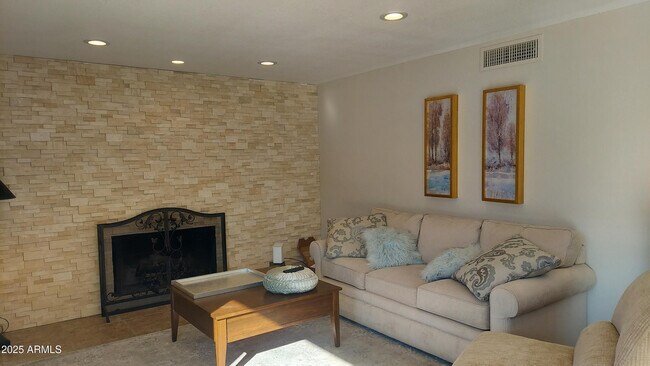 Building Photo - 459 E Marigold Ln