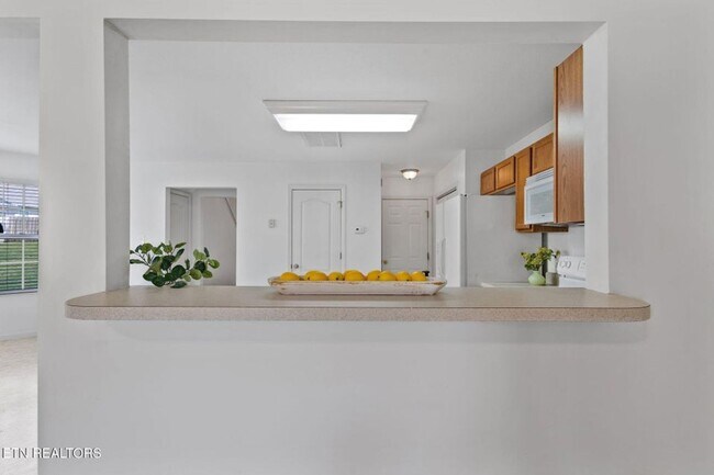 Building Photo - Beautiful End-Unit Condo – Move-In Ready!