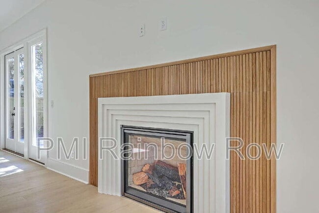 Building Photo - 755 Adluh St