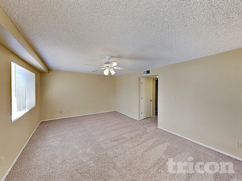 Building Photo - 601 E Palomino Dr