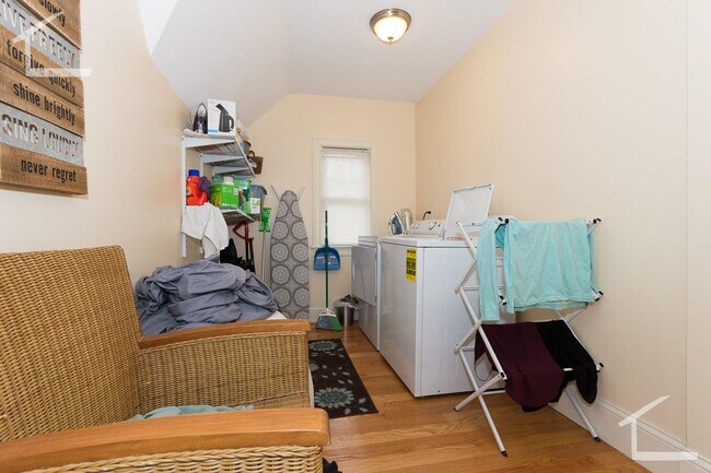 Building Photo - 5 BED 2 BATH IN BRIGHTON!!!!!!