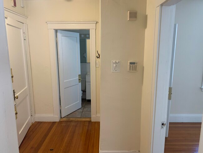 Building Photo - 520 Cambridge St