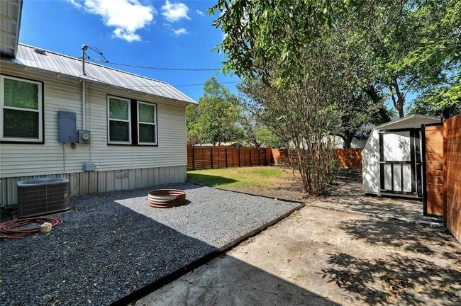 Building Photo - 1102 Hackberry St