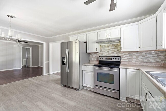 Building Photo - 4815 Carriage Dr Cir