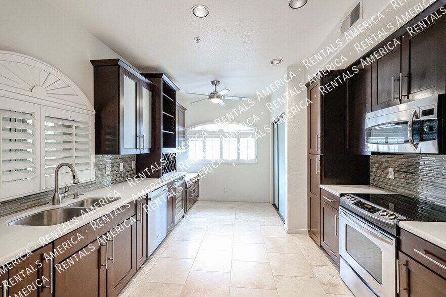 Building Photo - 8653 E Royal Palm Rd