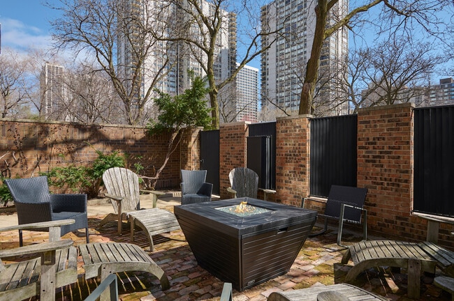 Building Photo - 1320 N La Salle Dr