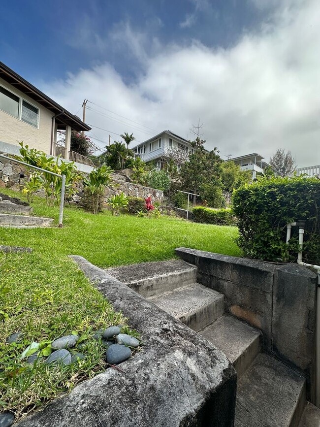 Building Photo - Spacious 2 bedrooms, 1 bath with parking