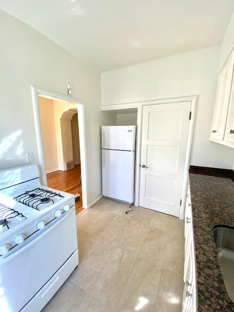 Building Photo - 8352 Fountain Ave