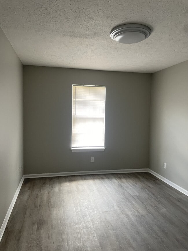 Building Photo - 2630 Lincoln Park Dr