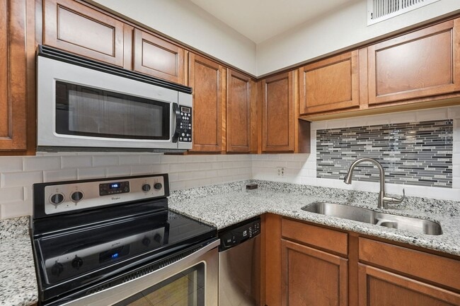 Building Photo - **Charming Condo Located in Central Phoenix**