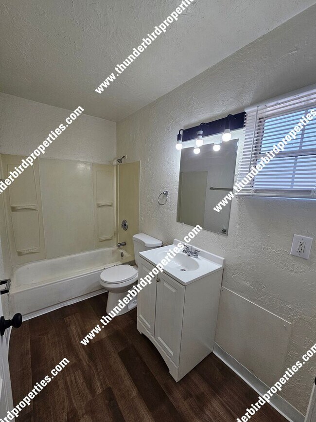 Building Photo - 1206