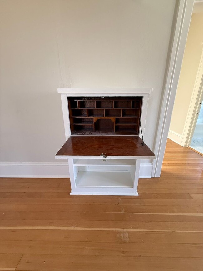 Building Photo - 2 Bedroom, 1 bathroom second floor apartme...
