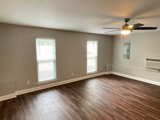 Building Photo - Hickory Hills home with fenced yard and deck!