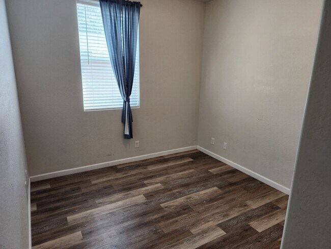 Building Photo - PRICE IMPROVEMENT_Turn Key End Unit Townho...