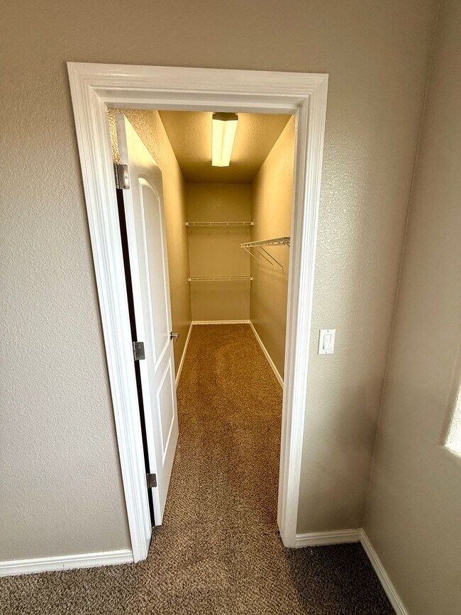 Building Photo - Move in Special! Half off 1st Month's Rent- Great 3 Bedroom Duplex near the Kingman Hospital!