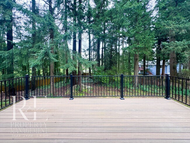 Building Photo - Modern Split-Level Home with Two Living Spaces & Expansive Yard in Port Orchard