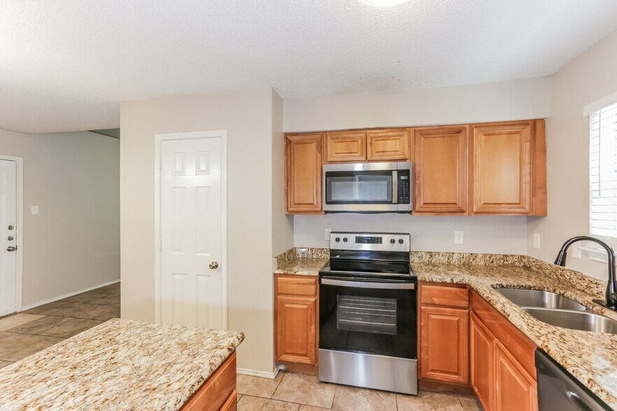 Building Photo - 5532 Four Winds Dr