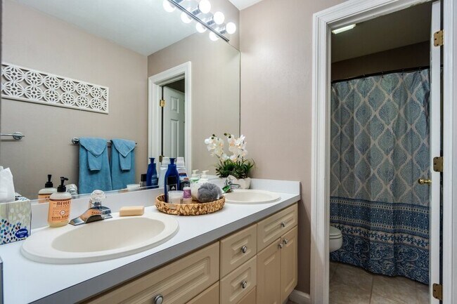 Building Photo - 821 Loch Island Dr