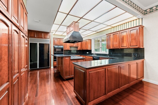 Building Photo - "Experience Luxury Living: Expansive 4-Bedroom Retreat Estate with Scenic Views and Elegant Finis...