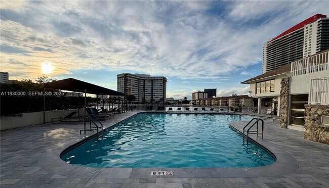 Building Photo - 1833 S Ocean Dr