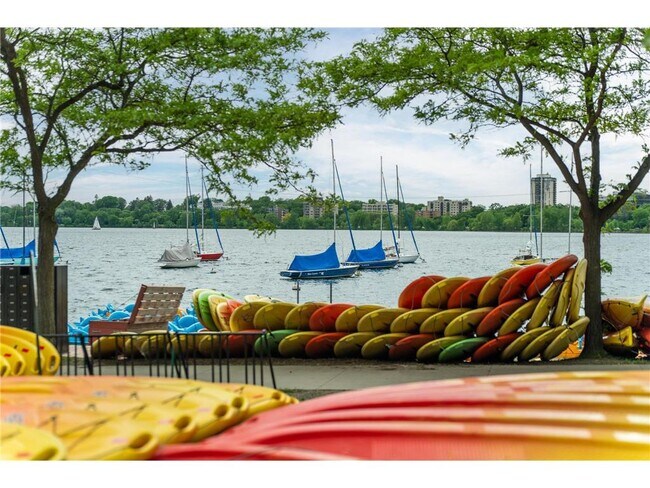 Building Photo - 2881 Irving Ave S