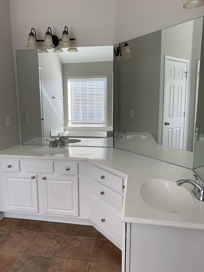 Building Photo - 3626 English Oak Dr