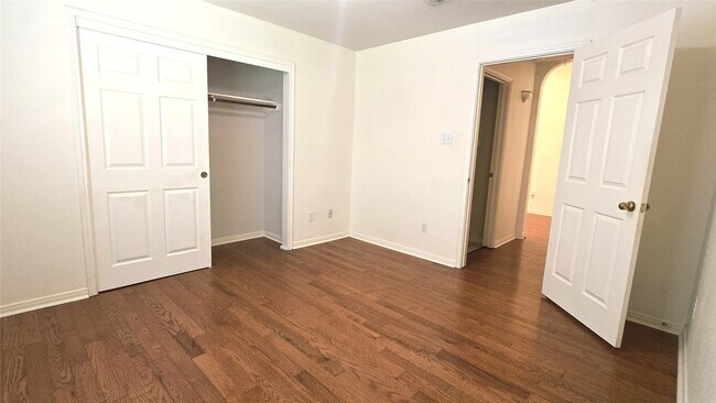 Building Photo - 4827 Hidden Chestnut Ln