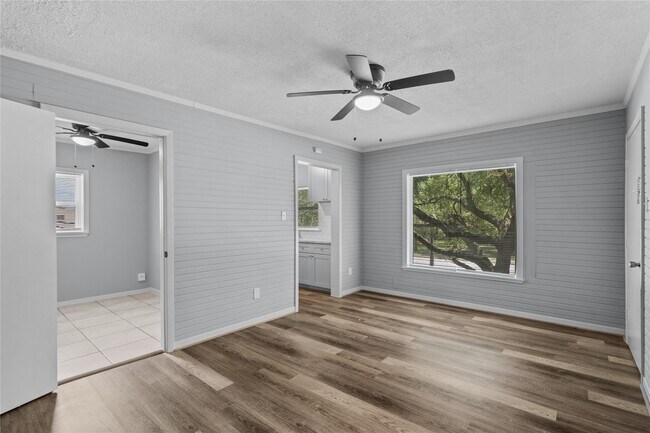 Building Photo - 2324 Cedar Dr