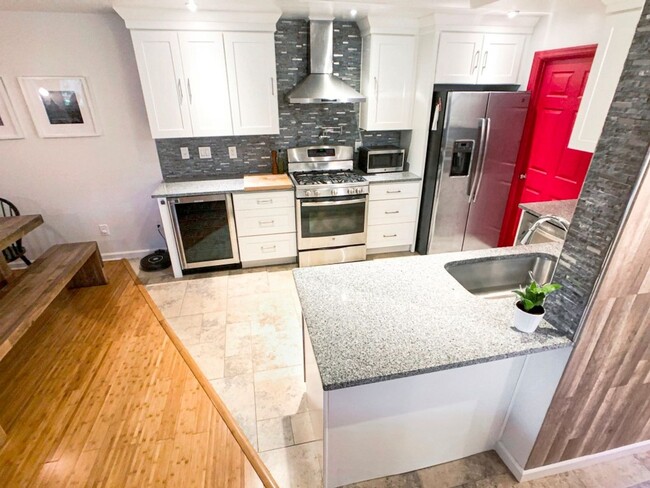 Building Photo - Beautiful Updated 2BR/2BA Condo Near Beltline
