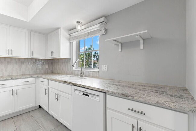 Building Photo - "Spacious 2-Bed, 2-Bath Condo Oasis in Prime Clearwater Location – 55+ COMMUNITY