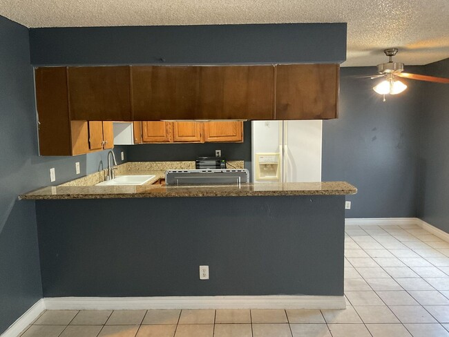 Building Photo - Charming 2-Bedroom Unit in a Well-Maintained 4-Plex!