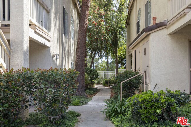 Building Photo - 5782 Oak Bank Trail