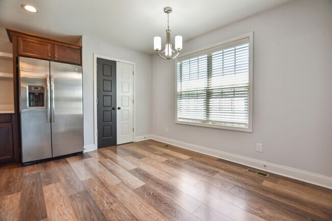 Building Photo - Pet Friendly Four Bedroom!
