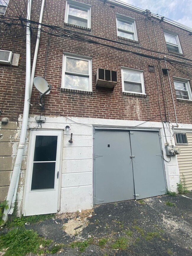 Building Photo - Gorgeously Remodeled 3 BR Townhome in Upper Darby