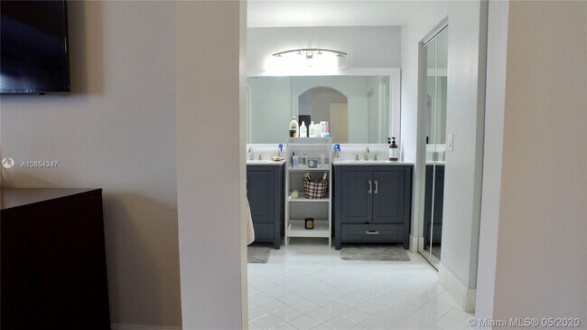 Building Photo - 5102 NW 115th Ct  Doral Fl 33178