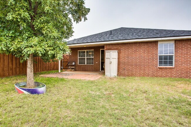 Building Photo - Large 3/2/2 in South Lubbock!