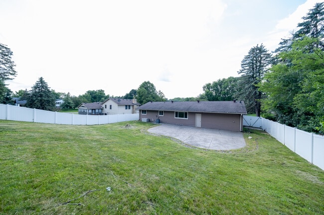 Building Photo - 13784 Fairlawn Ave